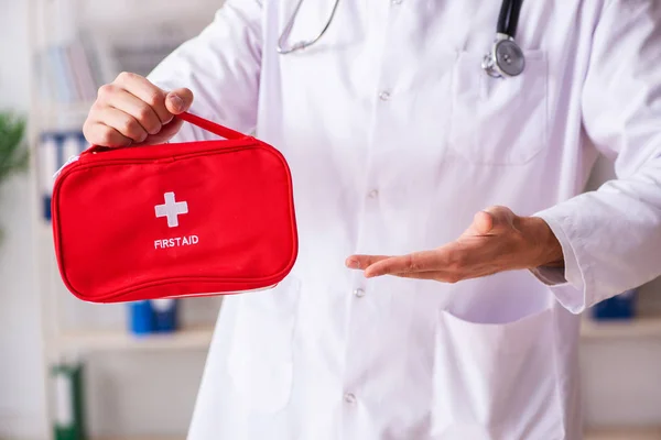 Male doctor with first aid bag — Stock Photo, Image