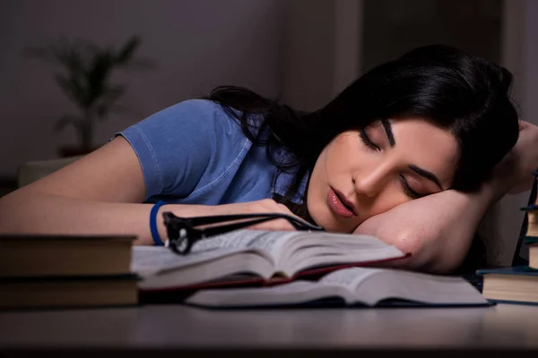 Jonge vrouwelijke studenten voorbereiden op examens op moment van de nacht — Stockfoto