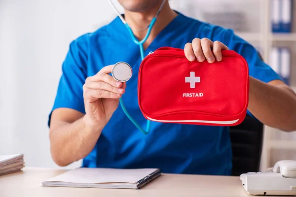 Médico masculino con bolsa de primeros auxilios — Foto de Stock