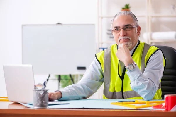 Betagter Bauingenieur arbeitet im Büro — Stockfoto