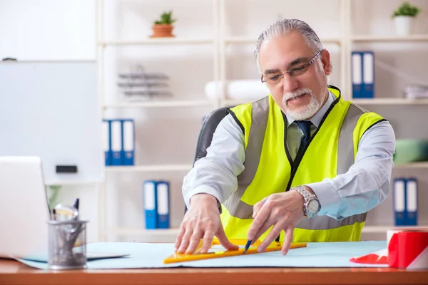 År byggnadsingenjör arbetar på kontoret — Stockfoto