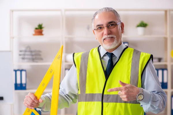 Ingénieur de construction âgé travaillant dans le bureau — Photo