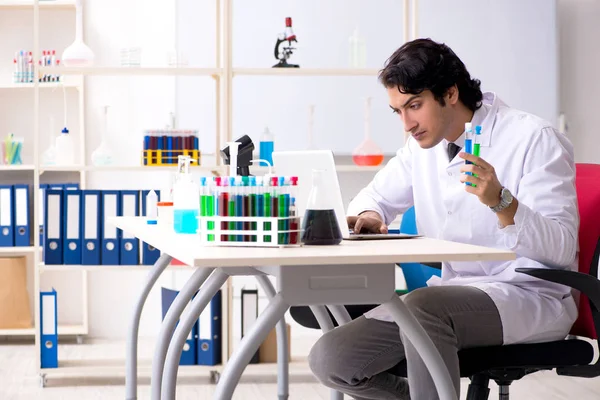Young handsome chemist working in the lab — Stock Photo, Image