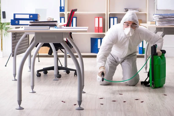 Contratista profesional haciendo control de plagas en la oficina — Foto de Stock