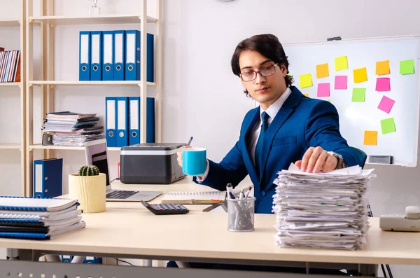 Jovem empresário que trabalha no escritório — Fotografia de Stock