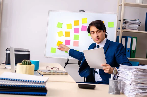 Joven empresario que trabaja en la oficina — Foto de Stock