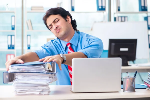 Bello uomo d'affari infelice con il lavoro eccessivo in ufficio — Foto Stock
