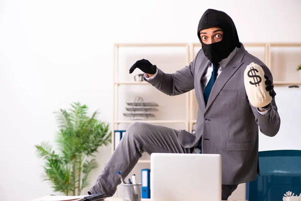 Чоловік-гангстер краде інформацію з офісу — стокове фото