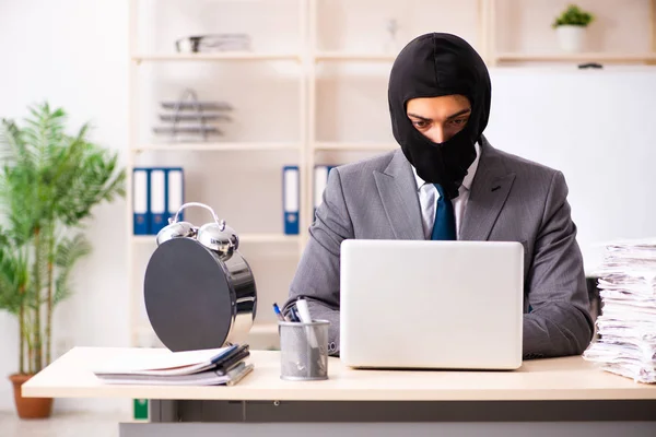 Gángster masculino robando información de la oficina — Foto de Stock