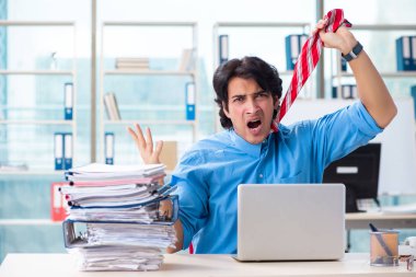 Ofisteki aşırı işten memnun olmayan yakışıklı bir iş adamı. 