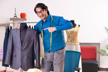 Atölyede çalışan genç bir terzi. 