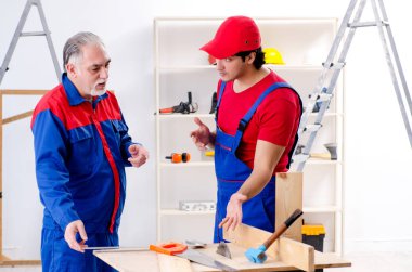 İki profesyonel Müteahhitler evde parke döşeme  