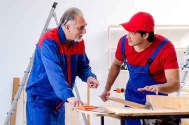 İki profesyonel Müteahhitler evde parke döşeme  