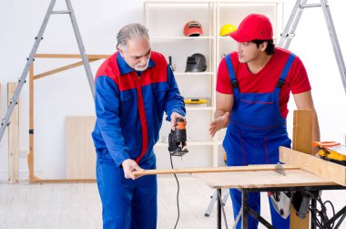 İki profesyonel Müteahhitler evde parke döşeme  