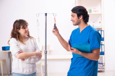 Genç erkek foctor ve kan nakli concep kadın hastada