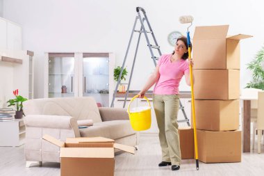 Orta yaşlı kadın evde tadilat yapıyor 