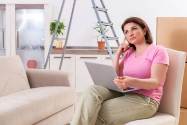 Ev geliştirme kavramı içinde laptop ile orta yaşlı kadın 