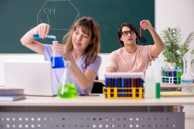 İki kimyagerler Öğrenciler sınıfta 