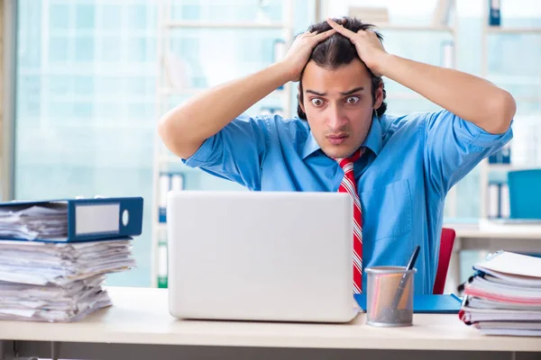 Snygg affärsman missnöjd med överdrivet arbete på kontoret — Stockfoto