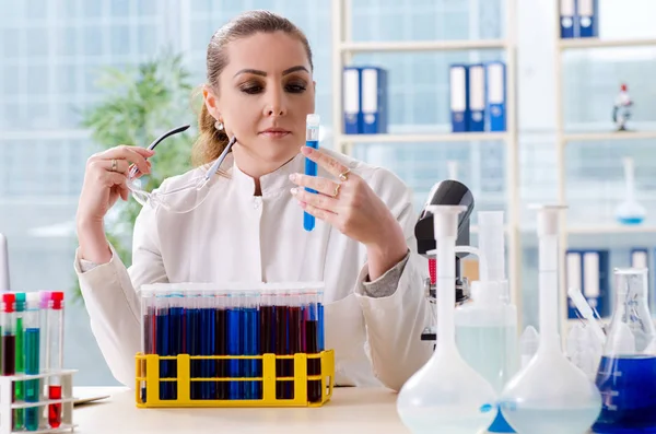 Química femenina trabajando en laboratorio médico — Foto de Stock