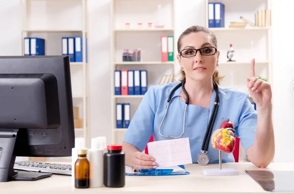 Vrouwelijke cardioloog werkzaam in de kliniek — Stockfoto