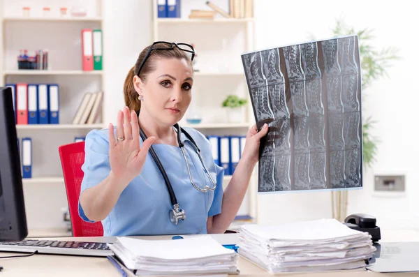 Ženský lékař radiolog pracující na klinice — Stock fotografie