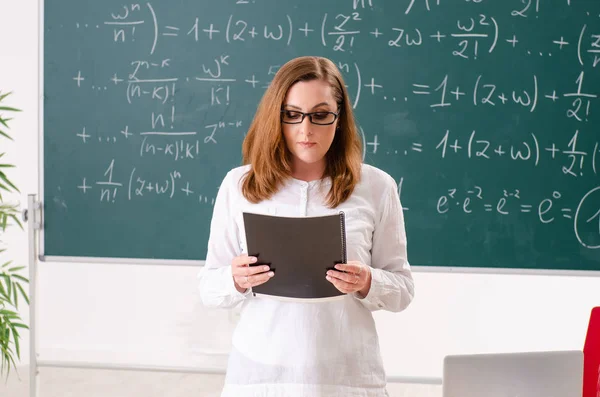Vrouwelijke wiskundeleraar in de klas — Stockfoto