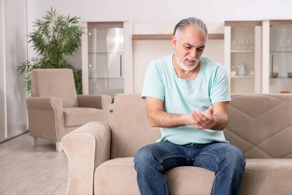 Witte baard oude man thuis lijden — Stockfoto