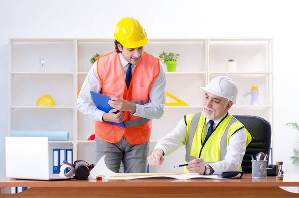 Dos colegas ingenieros trabajando en el proyecto — Foto de Stock