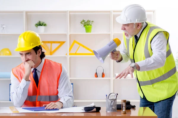 Dos colegas ingenieros trabajando en el proyecto — Foto de Stock