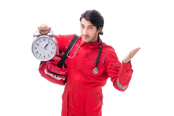 Beyaz izole kırmızı üniformalı genç sağlık görevlisi — Stok fotoğraf