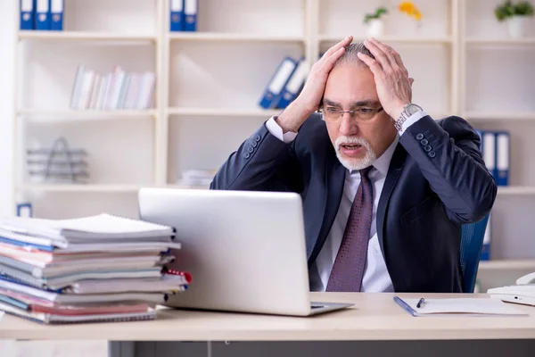 Weiße bärtige alte Geschäftsmann Mitarbeiter unglücklich mit exzessiven — Stockfoto