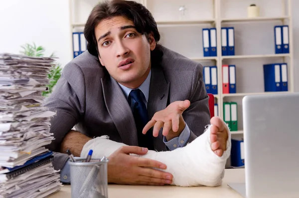 Employé blessé à la jambe travaillant dans le bureau — Photo