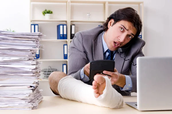 Am Bein verletzte Mitarbeiterin im Büro — Stockfoto
