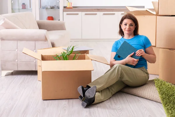 Frau mittleren Alters zieht in neue Wohnung — Stockfoto