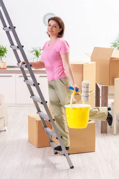 Donna di mezza età che fa lavori di ristrutturazione a casa — Foto Stock