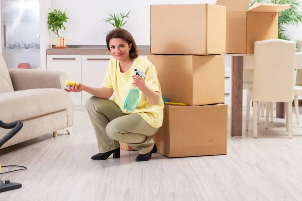 Middle-aged woman cleaning new apartment — Stock Photo, Image
