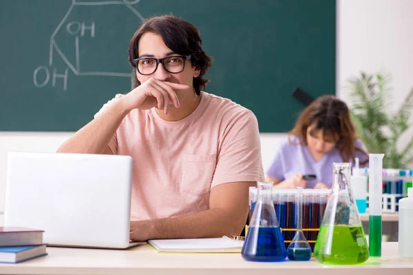 Dos estudiantes de química en el aula — Foto de Stock