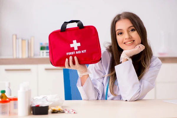 Kobieta piękna lekarz z torbą pierwszej pomocy — Zdjęcie stockowe