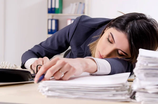 Jonge vrouwelijke werknemer die slapen in het kantoor — Stockfoto