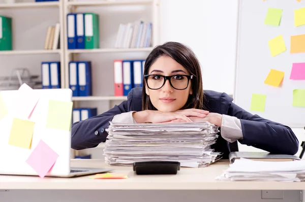 Jeune salariée dans un concept de priorités conflictuelles — Photo