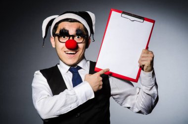 Karanlık arka planda komik palyaço