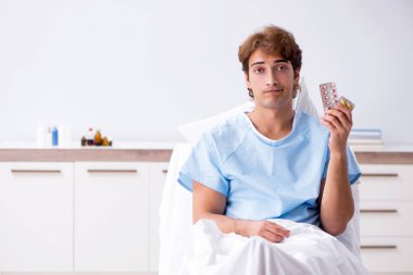 Kanepe hastanede yatan genç erkek hasta 