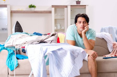 Genç adam koca evde Ütü 