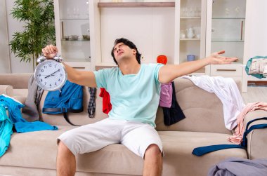 Genç adam koca evde Ütü 