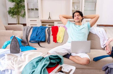 Genç adam koca evde Ütü 