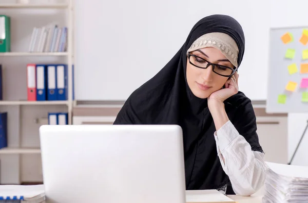 Kvinnlig anställd i hijab som arbetar på kontoret — Stockfoto