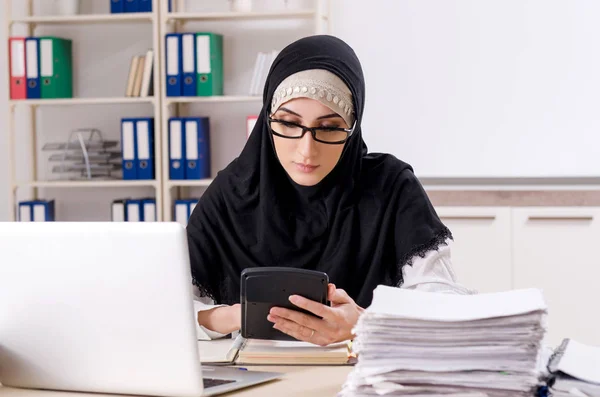 Vrouwelijke werknemer in hijab op kantoor — Stockfoto