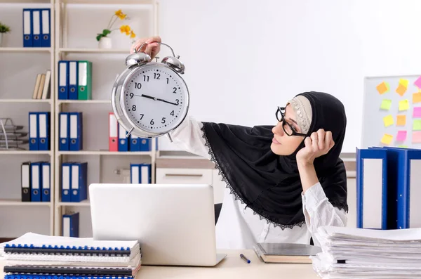 히잡에 있는 여자 직원이 사무실에서 일 한다 — 스톡 사진