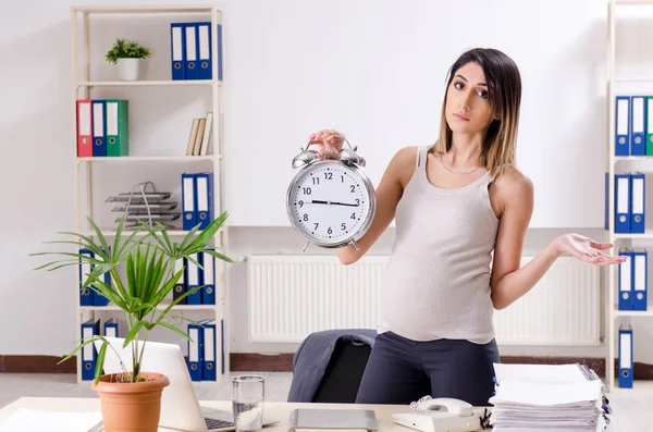 Jeune employée enceinte travaillant au bureau — Photo